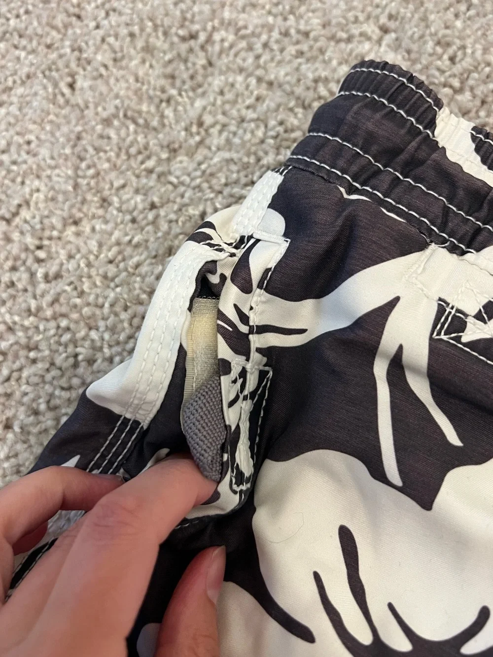 ⚪️GAP: Boy size XS, gray & white Hawaiian theme bathing suit trunks, preowned⚪️